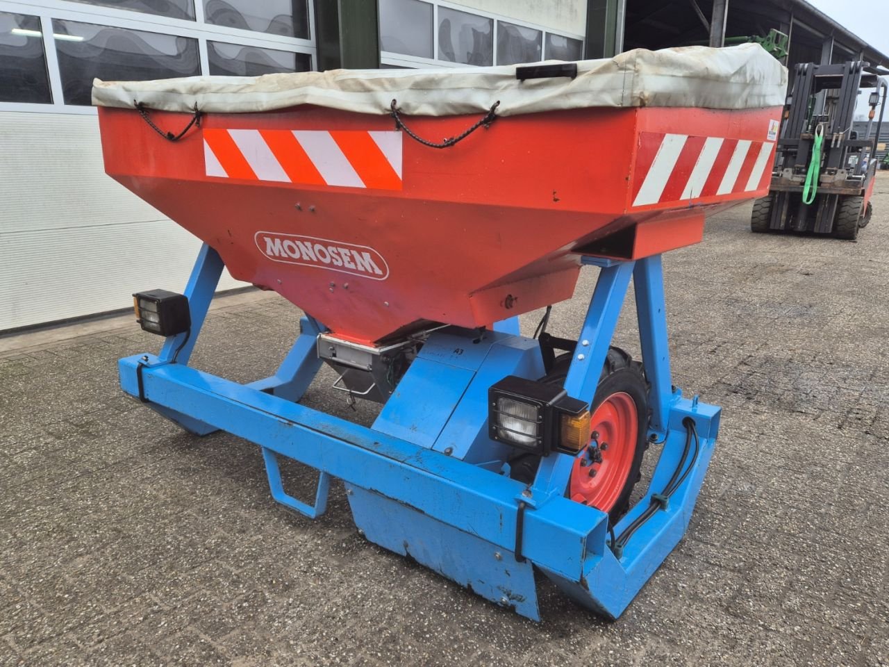 Düngerstreuer za tip Monosem Fronttank, Gebrauchtmaschine u Halle (Slika 1)
