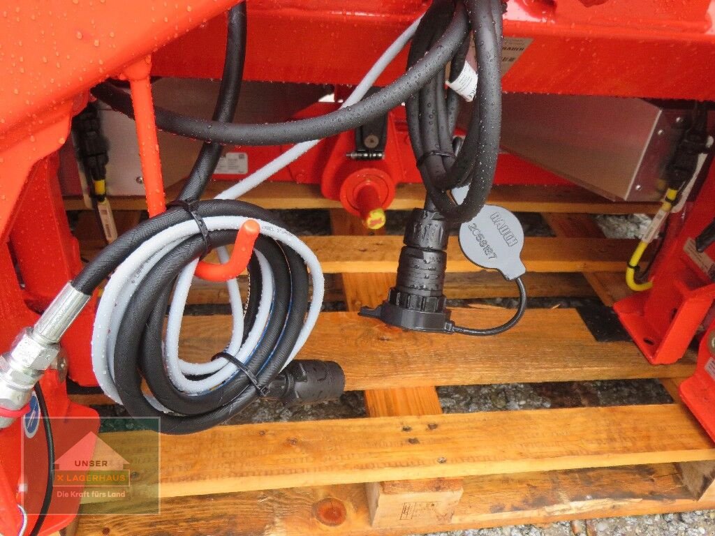 Düngerstreuer of the type Rauch AXIS 20.2 EMC+W, Neumaschine in Hofkirchen (Picture 12)