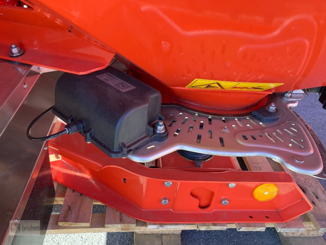 Düngerstreuer of the type Rauch AXIS H 30.2 EMC - VariSpread Pro NEU - Bj. 2025, Neumaschine in Karstädt (Picture 10)