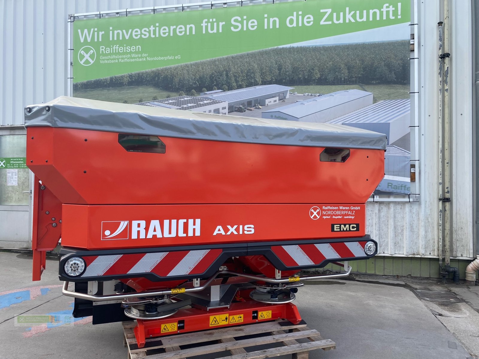 Düngerstreuer des Typs Rauch Axis H 30.2 EMC + W, Neumaschine in Tirschenreuth (Bild 1)