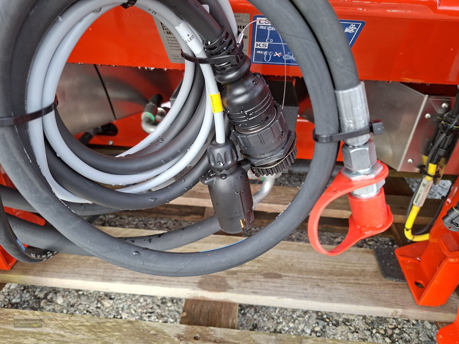 Düngerstreuer of the type Rauch Axis-H 30.2 EMC+W, Neumaschine in Gampern (Picture 14)