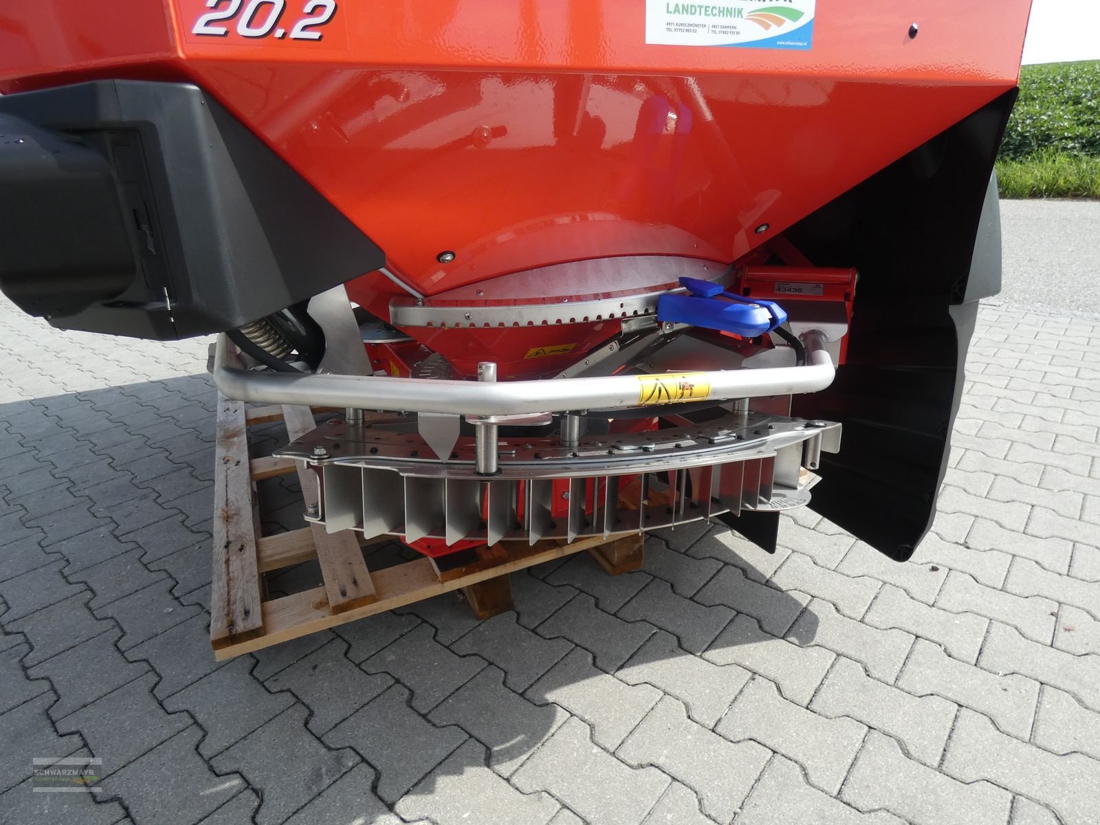 Düngerstreuer of the type Rauch Axis-M 20.2 EMC+W Quantron A, Neumaschine in Aurolzmünster (Picture 7)