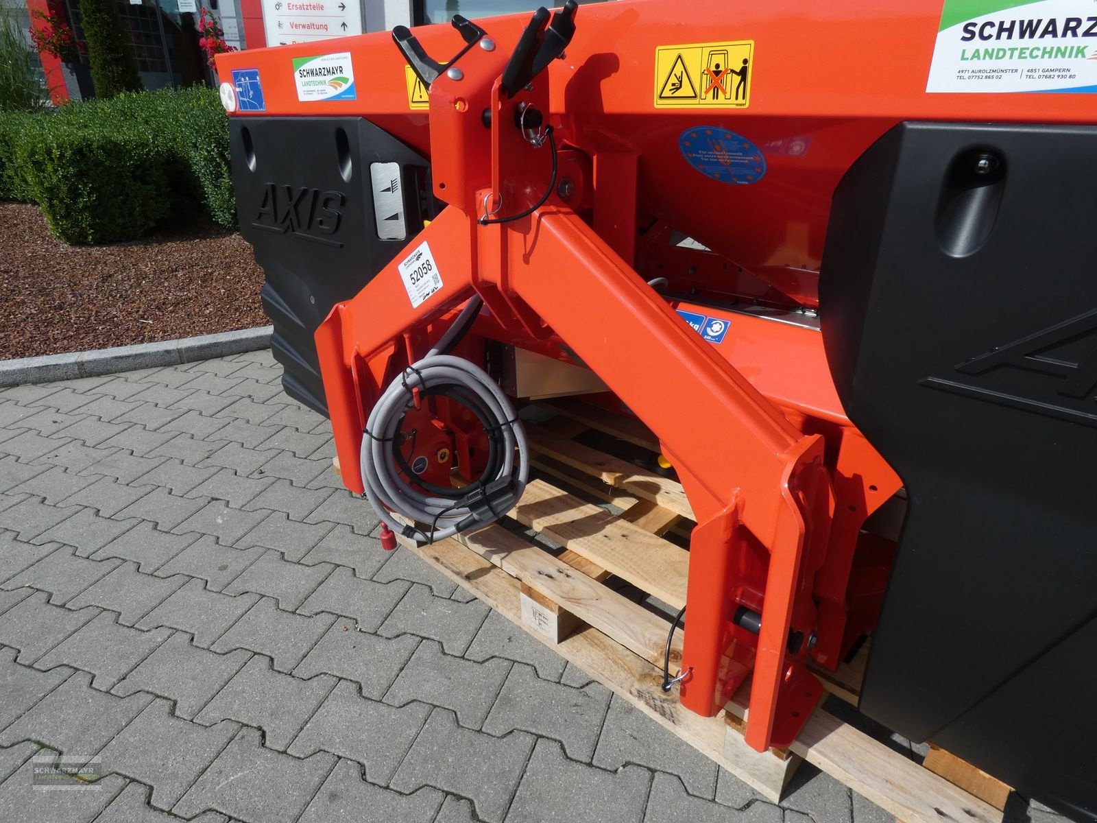 Düngerstreuer of the type Rauch Axis-M 20.2 EMC+W Quantron A, Neumaschine in Aurolzmünster (Picture 9)