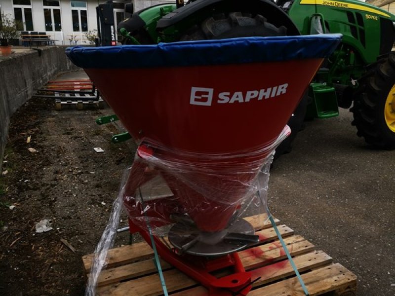 Düngerstreuer des Typs Saphir PS 500, Neumaschine in Regensdorf (Bild 1)