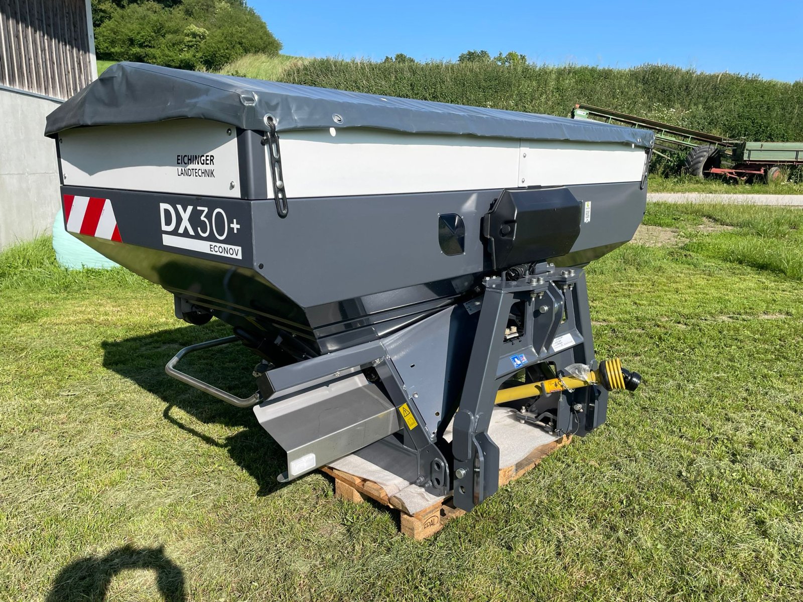 Düngerstreuer des Typs SKY DX 30 +, Neumaschine in Aufhausen (Bild 1)