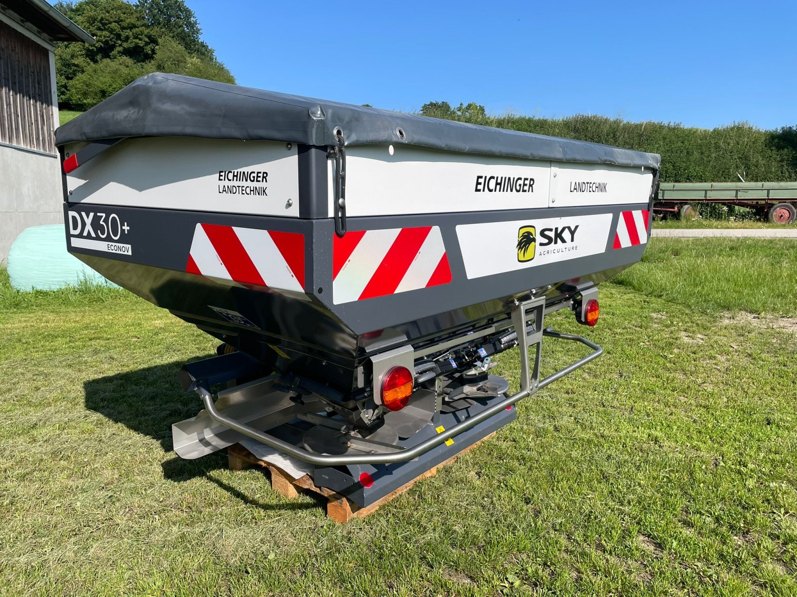 Düngerstreuer des Typs SKY DX 30 +, Neumaschine in Aufhausen (Bild 2)