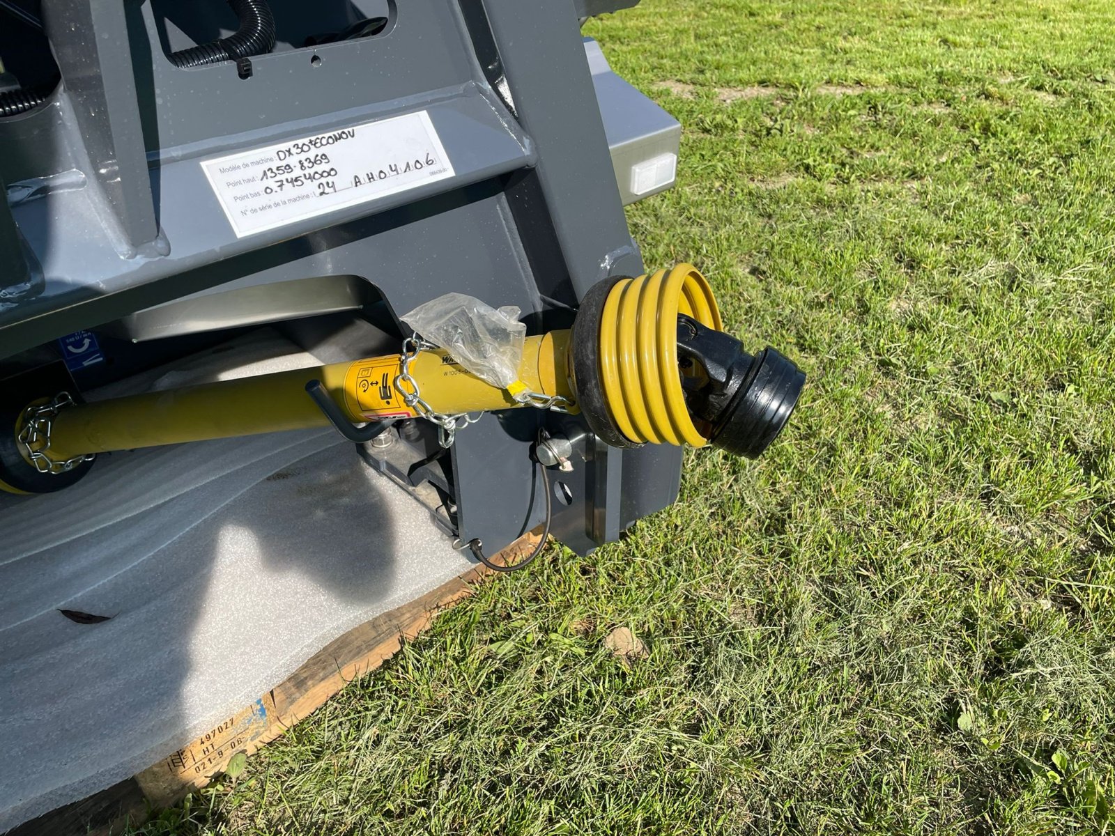 Düngerstreuer des Typs SKY DX 30 +, Neumaschine in Aufhausen (Bild 3)