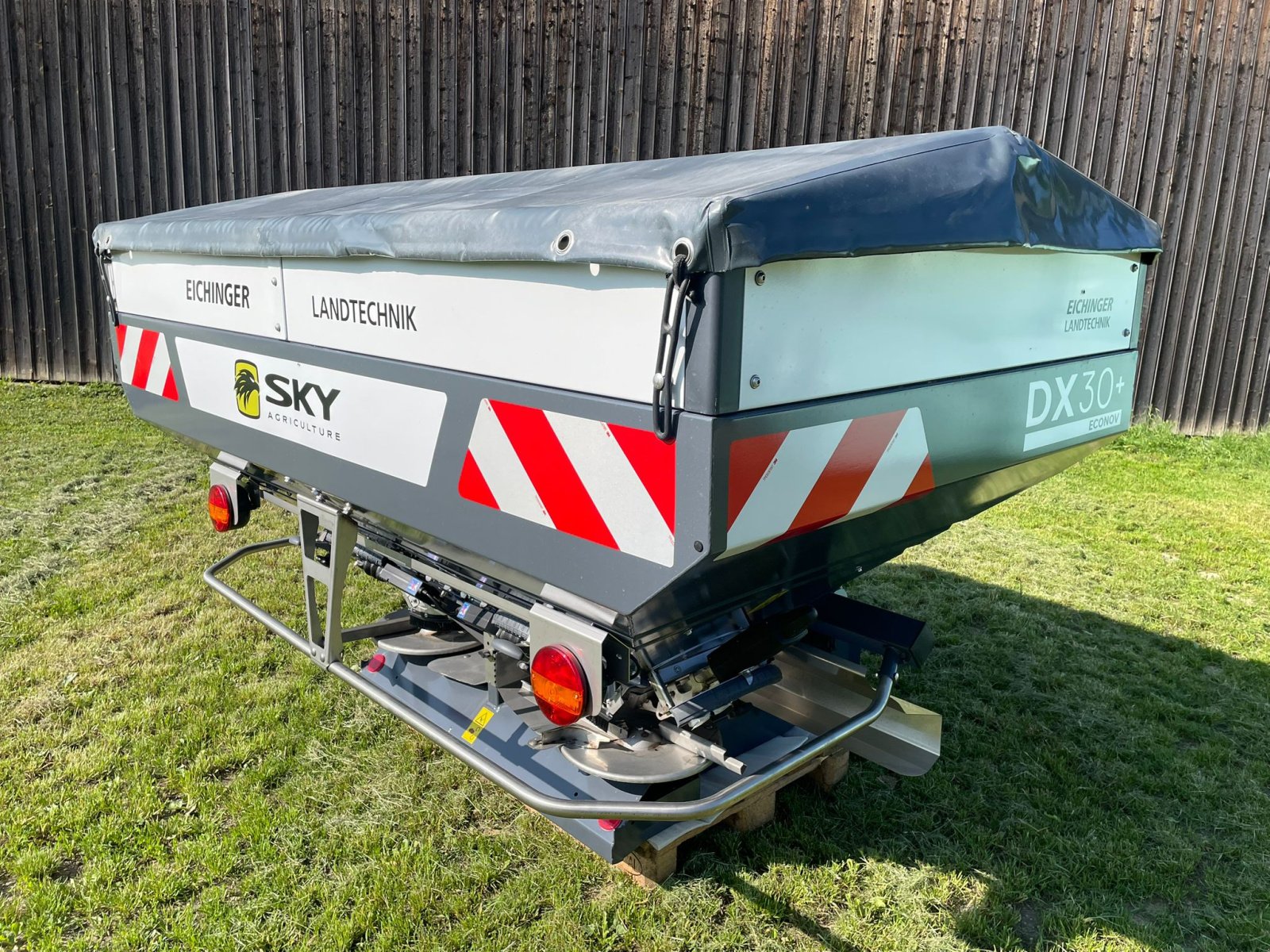 Düngerstreuer des Typs SKY DX 30 +, Neumaschine in Aufhausen (Bild 5)