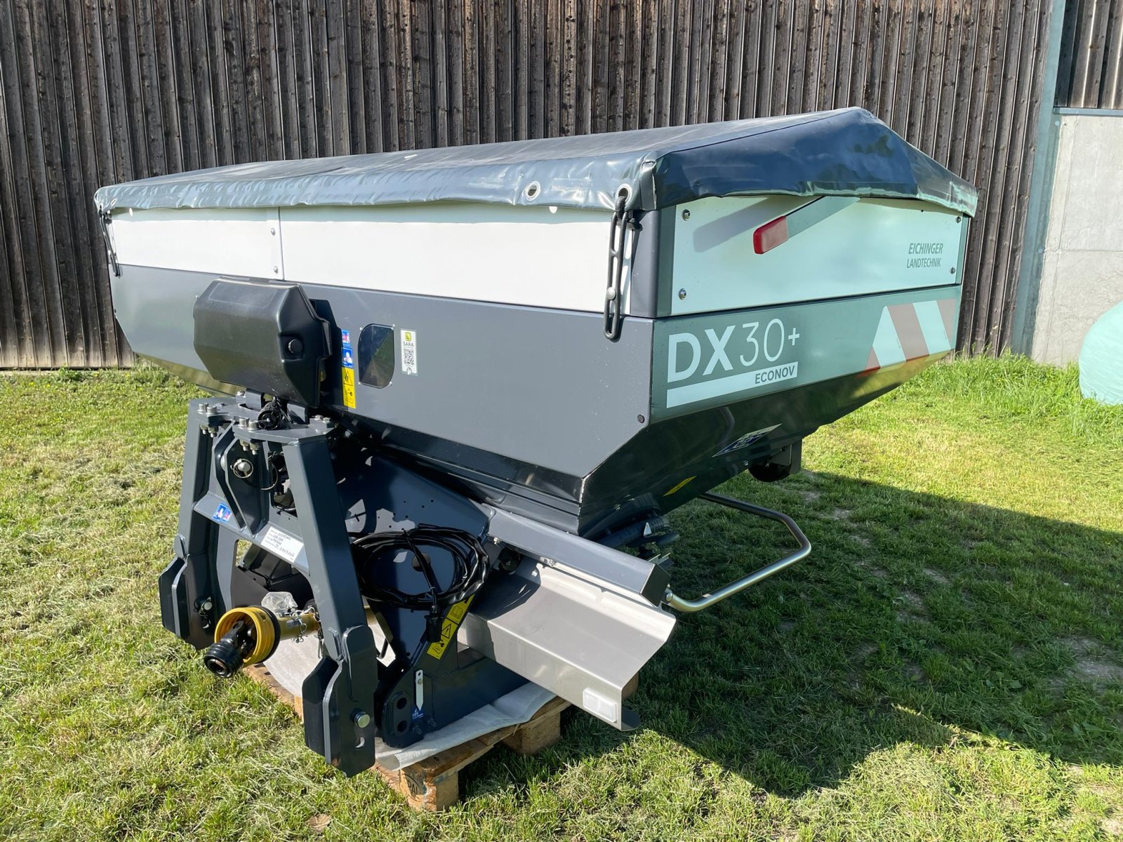 Düngerstreuer des Typs SKY DX 30 +, Neumaschine in Aufhausen (Bild 6)