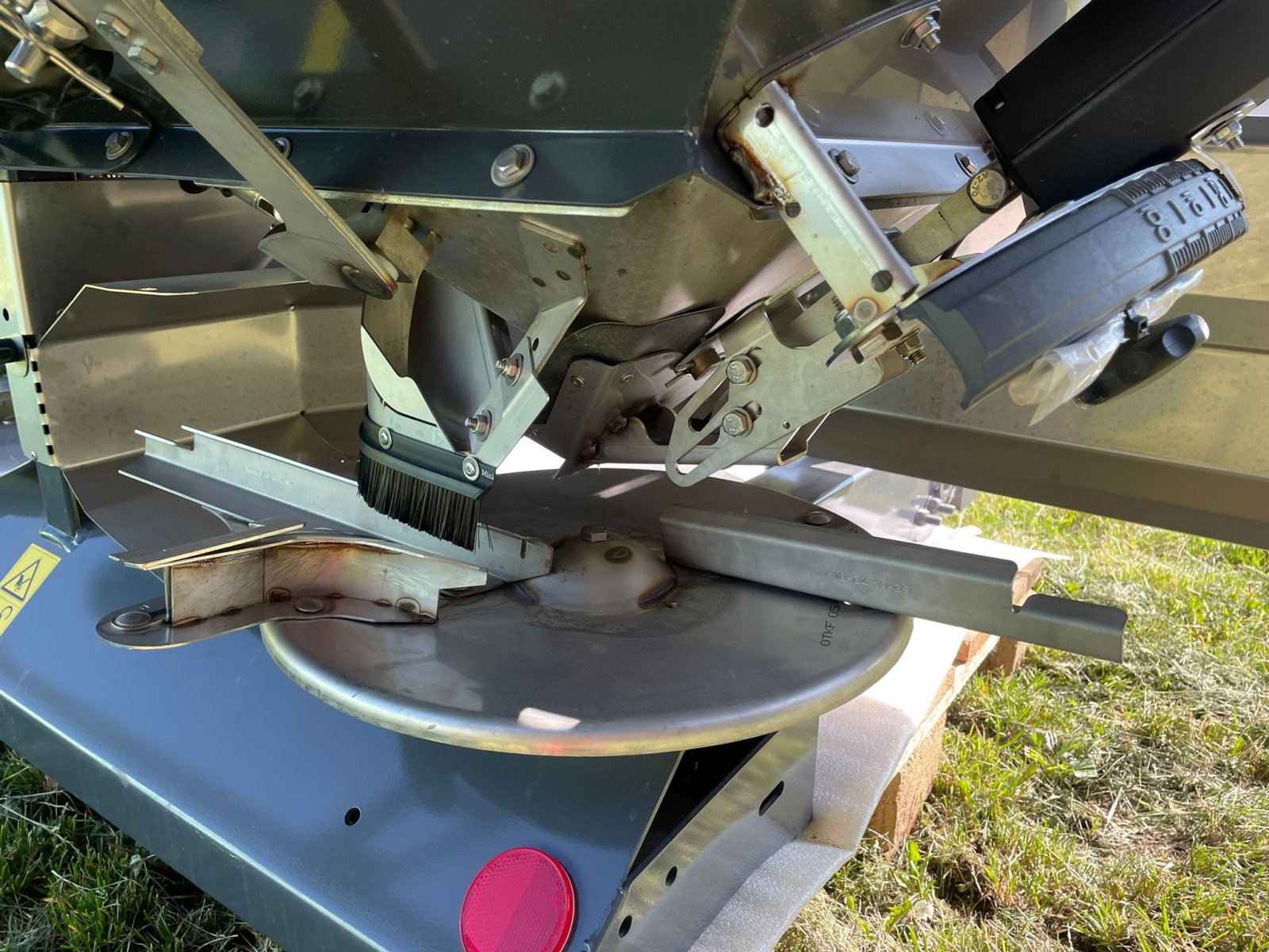 Düngerstreuer des Typs SKY DX 30 +, Neumaschine in Aufhausen (Bild 7)