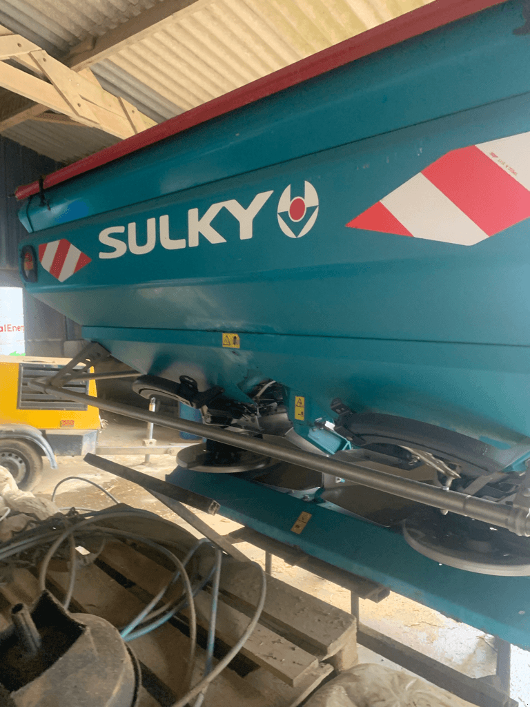 Düngerstreuer des Typs SKY X50+ ECONOV, Gebrauchtmaschine in TREMEUR (Bild 4)