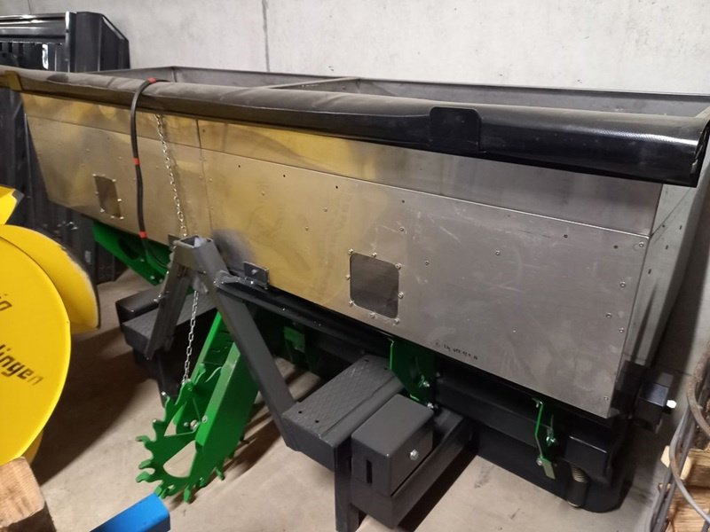 Düngerstreuer of the type Sonstige 4-reihig, Gebrauchtmaschine in Schwarzhäusern (Picture 2)