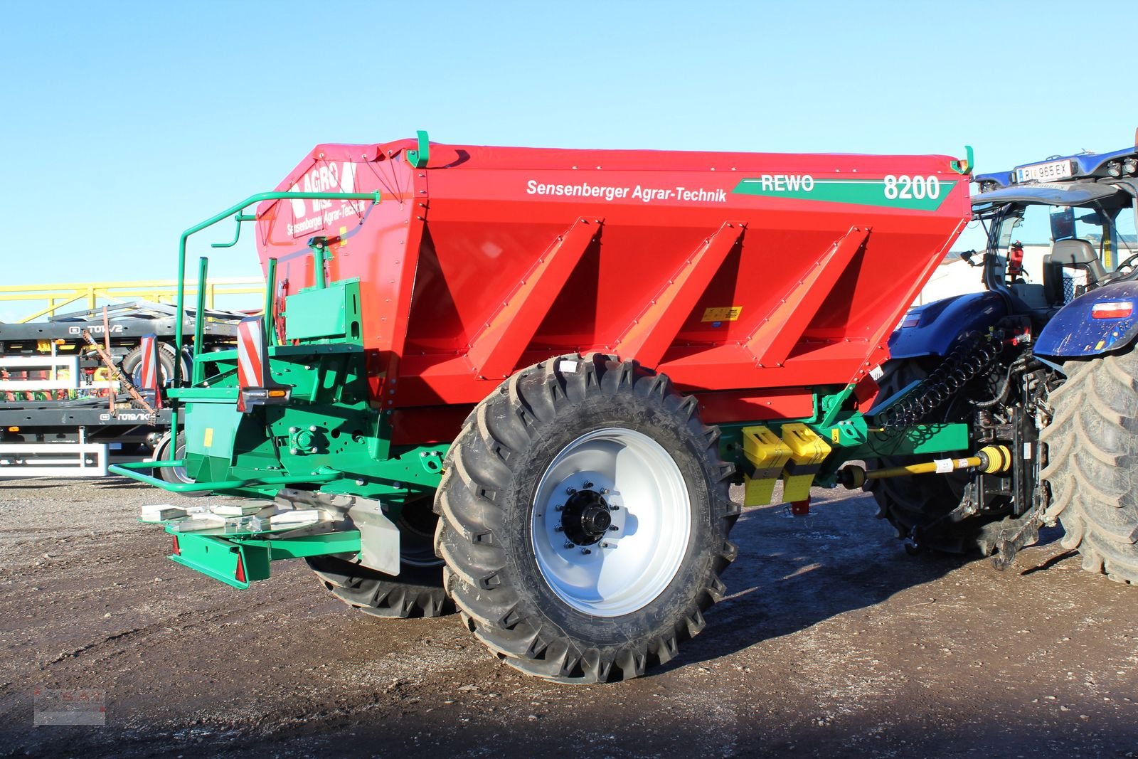 Düngerstreuer des Typs Sonstige Agro-Masz REWO 8200 Kalk- und Düngerstreuer, Neumaschine in Eberschwang (Bild 1)