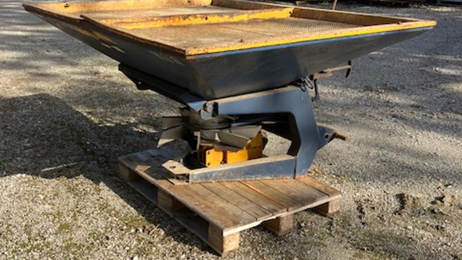 Düngerstreuer типа Sonstige B600, Gebrauchtmaschine в Odense SV (Фотография 2)