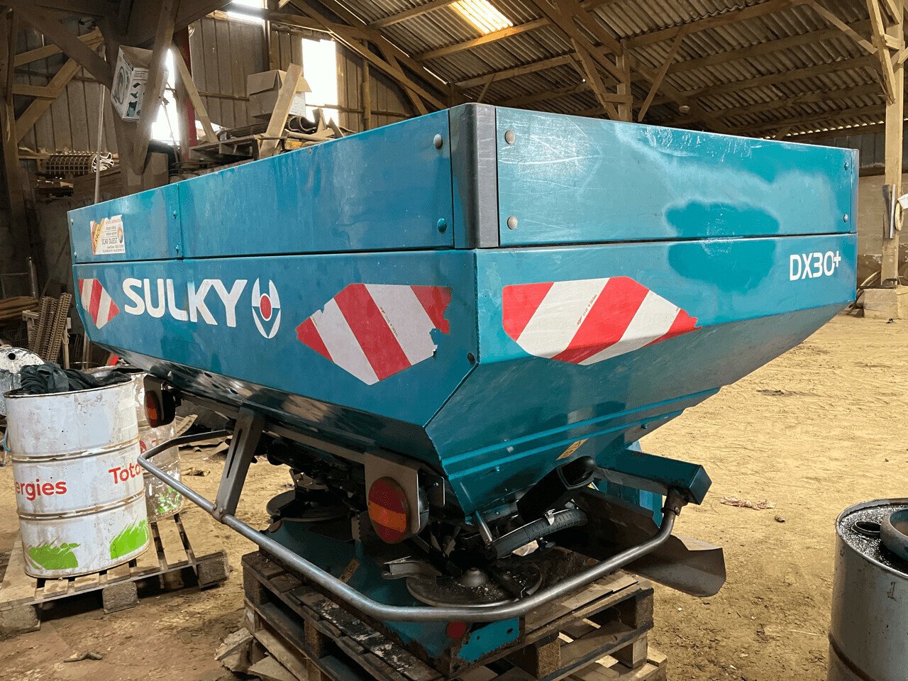 Düngerstreuer des Typs Sulky DISTRIBUTEUR D'ENGRAIS DX 30+, Gebrauchtmaschine in PLOUIGNEAU (Bild 4)