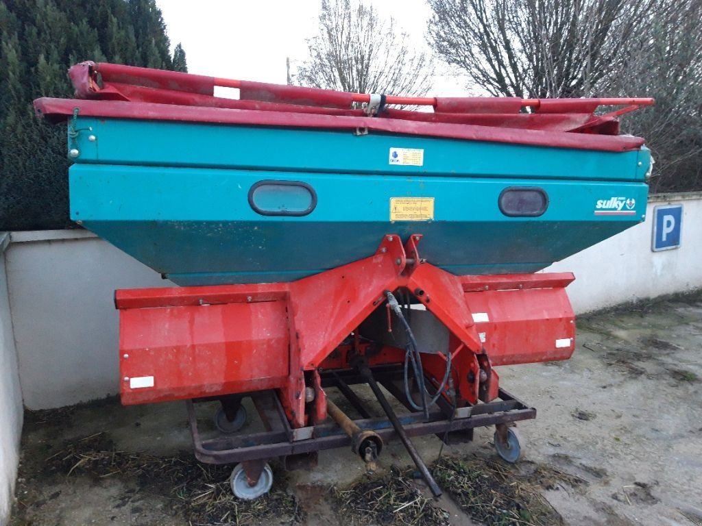 Düngerstreuer des Typs Sulky GLX 2400, Gebrauchtmaschine in POUSSAY (Bild 1)