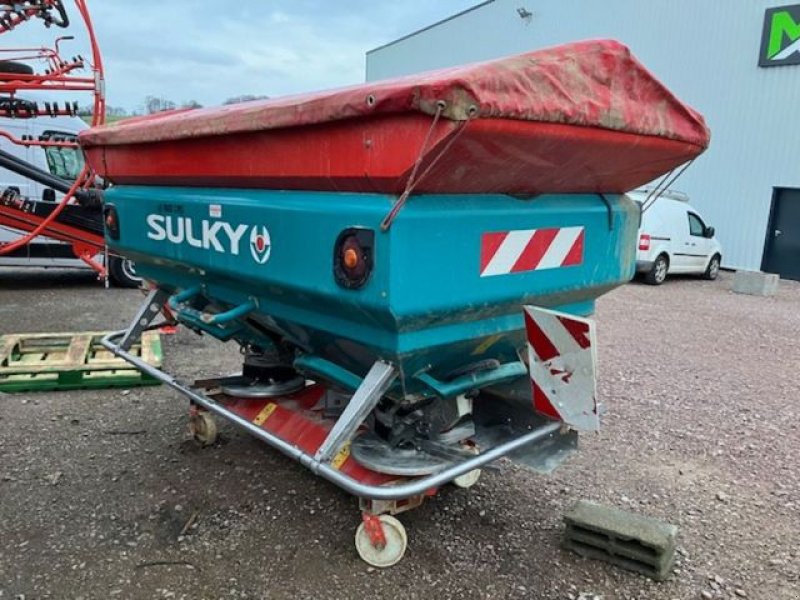 Düngerstreuer des Typs Sulky X36 tribord, Gebrauchtmaschine in UZEMAIN (Bild 2)