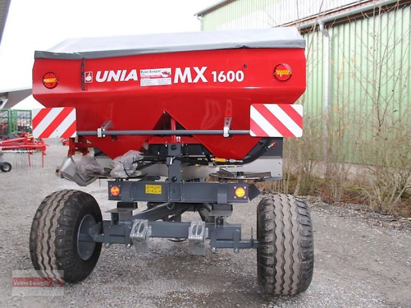 Düngerstreuer des Typs Unia MX 1600, Neumaschine in Ostheim/Rhön (Bild 1)