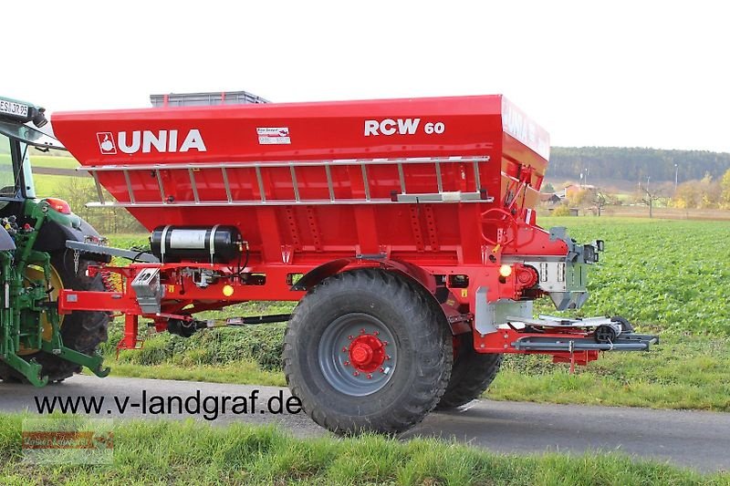 Düngerstreuer des Typs Unia RCW 60, Neumaschine in Ostheim/Rhön (Bild 1)