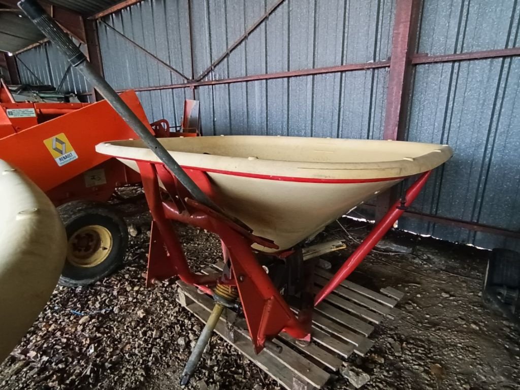 Düngerstreuer des Typs Vicon PS 604, Gebrauchtmaschine in COGNAC LA FORET (Bild 1)