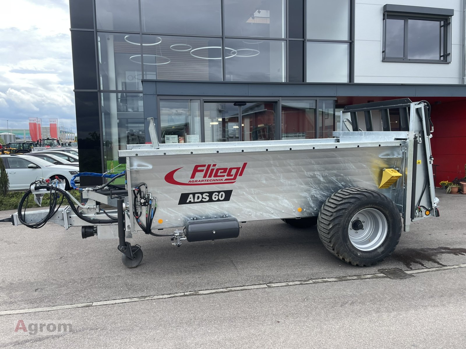 Dungstreuer of the type Fliegl ADS 60, Neumaschine in Meißenheim-Kürzell (Picture 2)