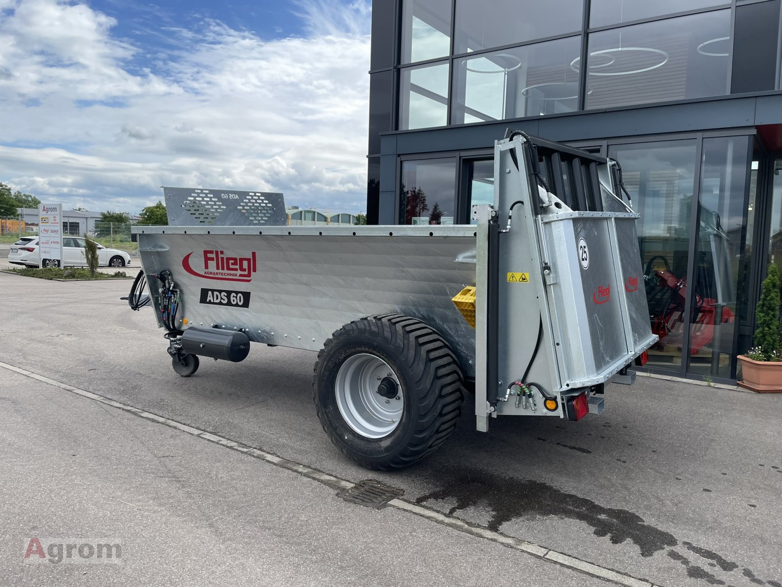 Dungstreuer of the type Fliegl ADS 60, Neumaschine in Meißenheim-Kürzell (Picture 3)