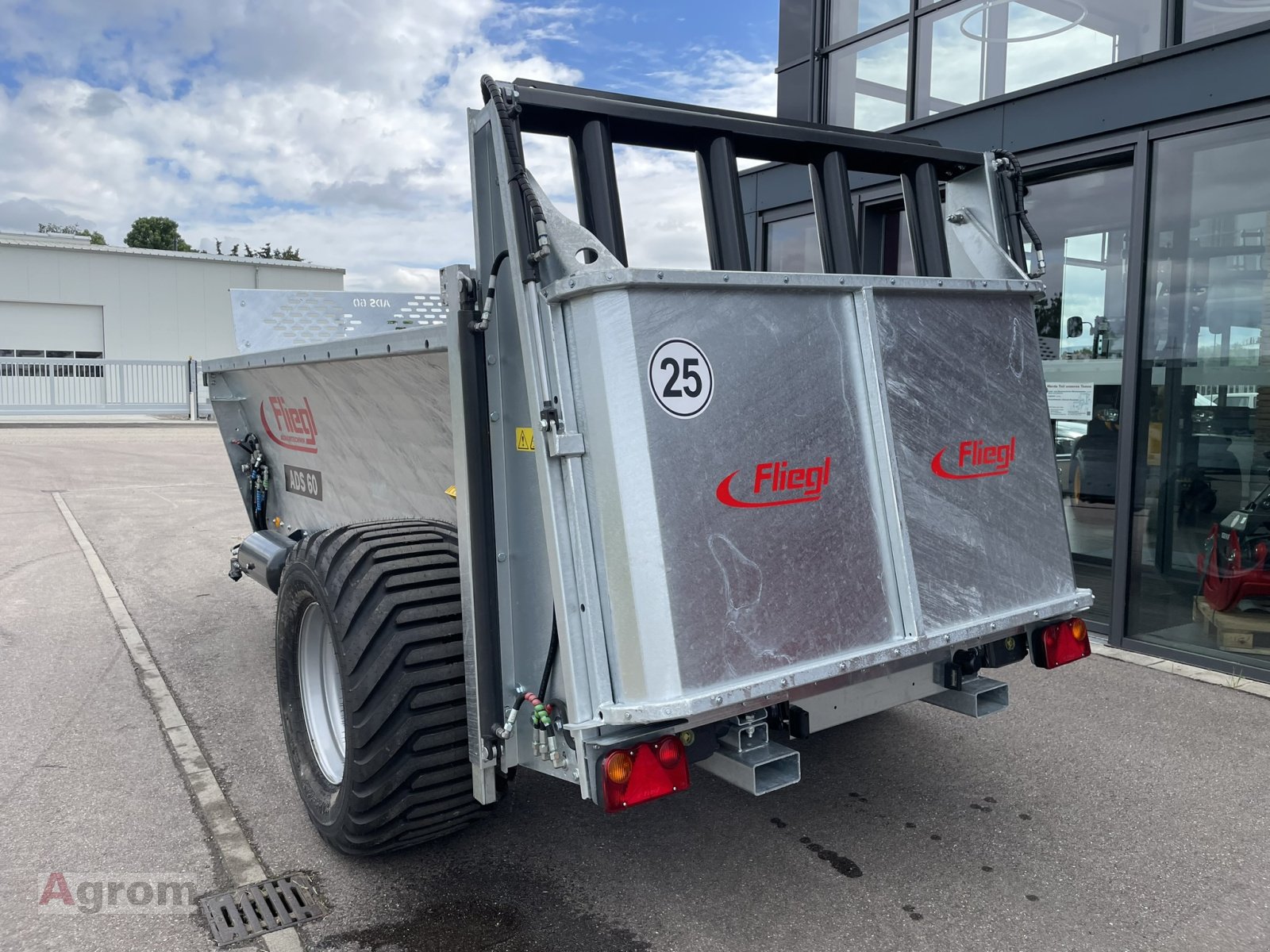Dungstreuer of the type Fliegl ADS 60, Neumaschine in Meißenheim-Kürzell (Picture 4)