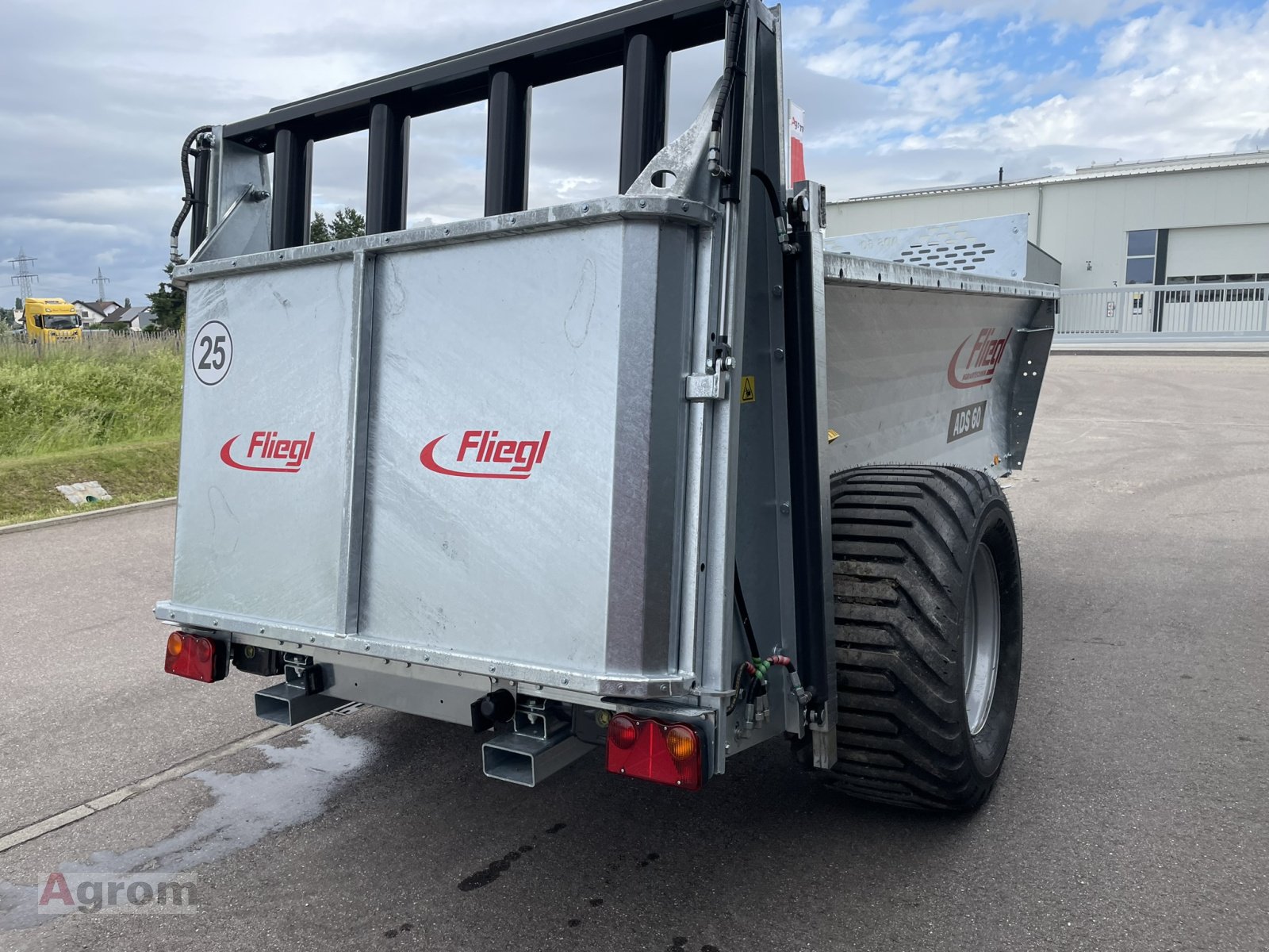 Dungstreuer of the type Fliegl ADS 60, Neumaschine in Meißenheim-Kürzell (Picture 5)