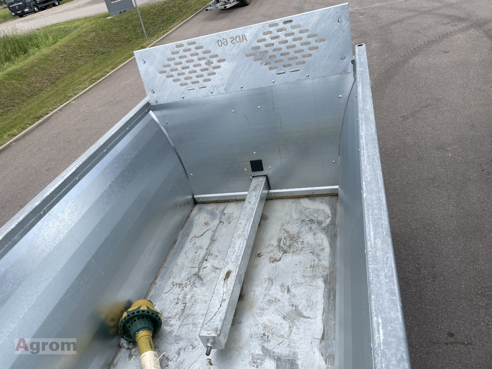 Dungstreuer of the type Fliegl ADS 60, Neumaschine in Meißenheim-Kürzell (Picture 9)