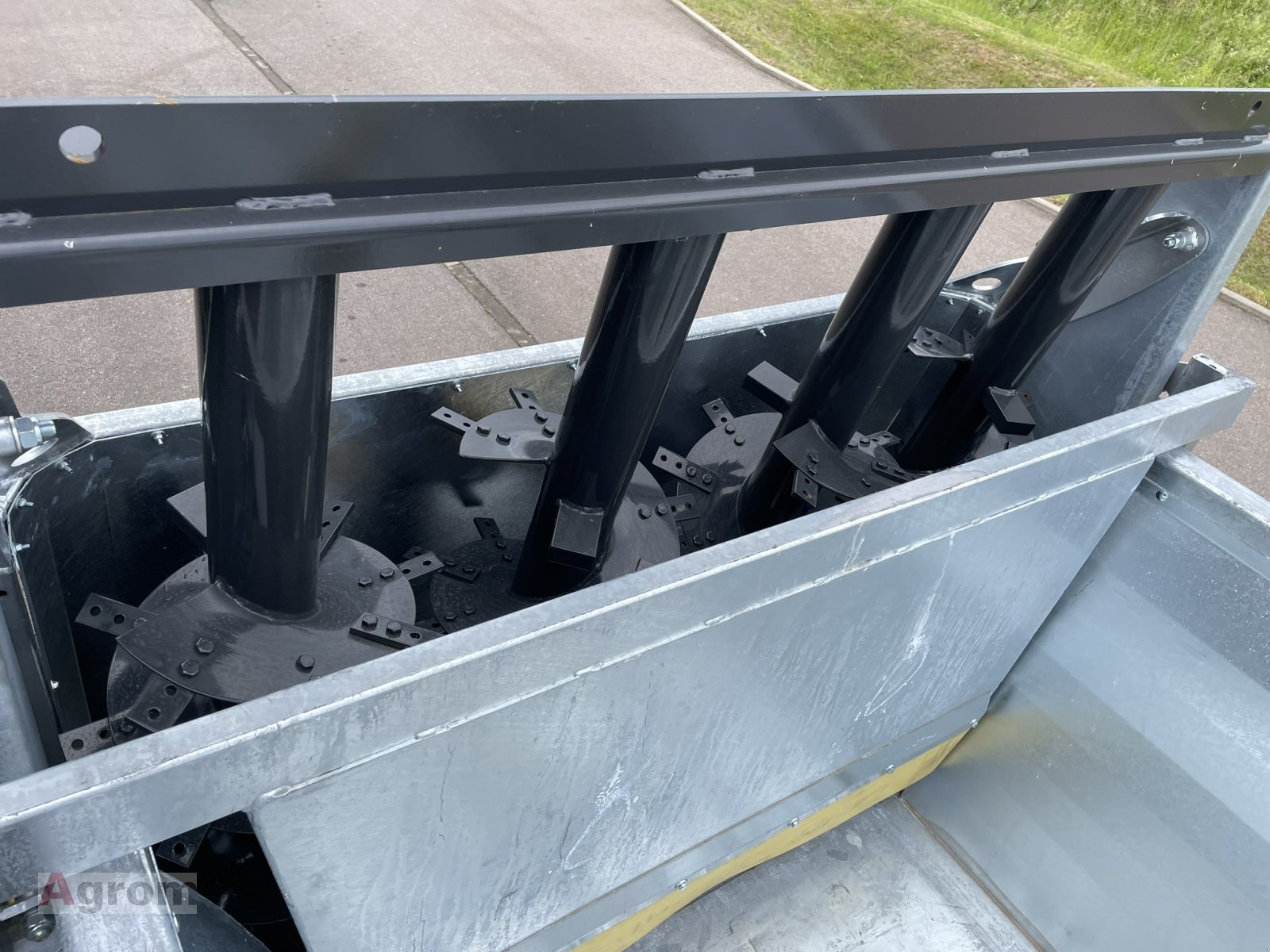 Dungstreuer of the type Fliegl ADS 60, Neumaschine in Meißenheim-Kürzell (Picture 10)