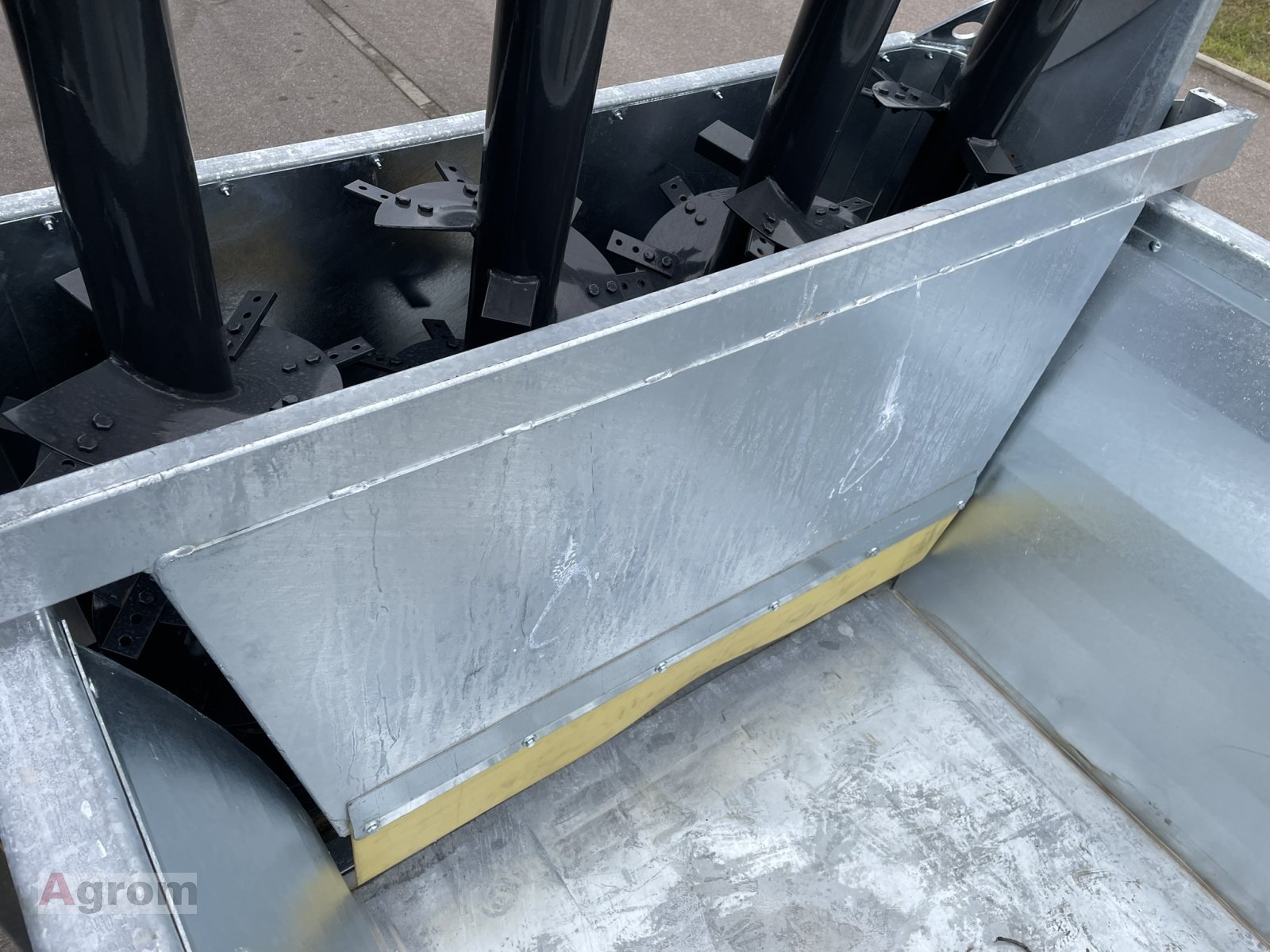 Dungstreuer of the type Fliegl ADS 60, Neumaschine in Meißenheim-Kürzell (Picture 11)