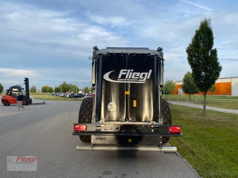 Dungstreuer des Typs Fliegl KDS 120, Neumaschine in Mühldorf (Bild 4)