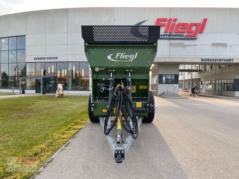 Dungstreuer des Typs Fliegl KDS 120, Neumaschine in Mühldorf (Bild 10)