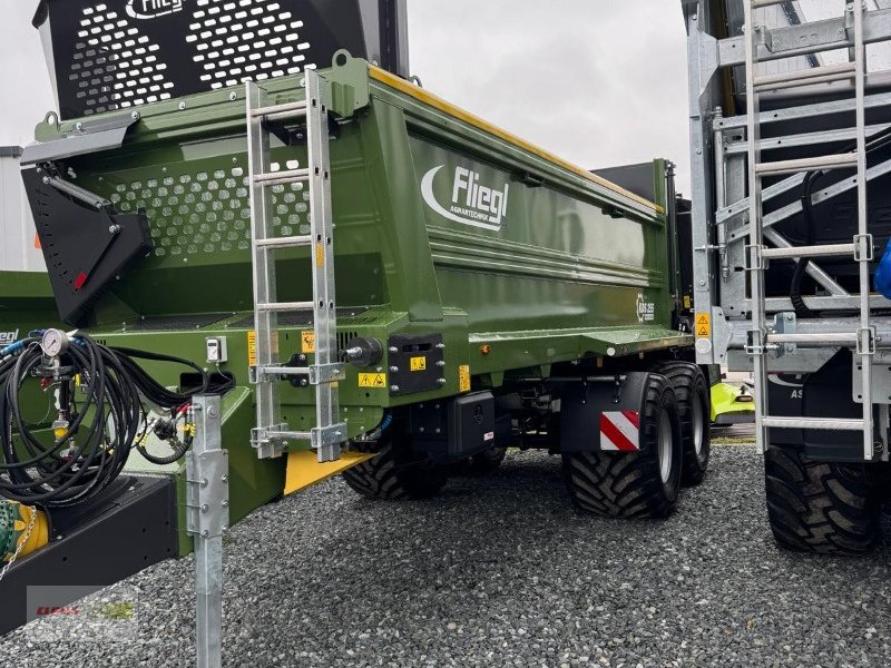Dungstreuer of the type Fliegl KDS 255, Neumaschine in Schwülper