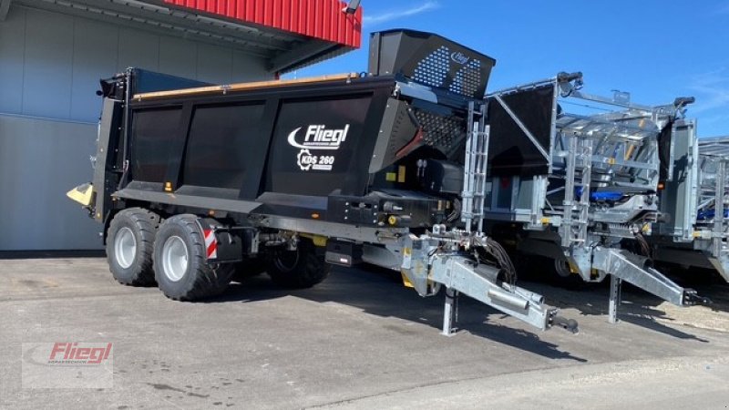 Dungstreuer of the type Fliegl KDS 260 Muckcontrol, Neumaschine in Mühldorf (Picture 1)