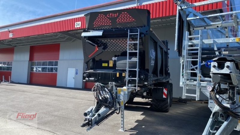 Dungstreuer of the type Fliegl KDS 260 Muckcontrol, Neumaschine in Mühldorf (Picture 2)