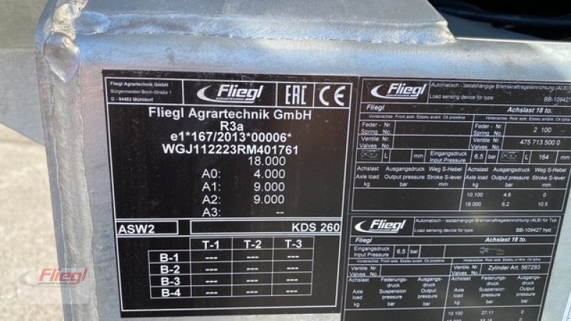 Dungstreuer of the type Fliegl KDS 260 Muckcontrol, Neumaschine in Mühldorf (Picture 3)