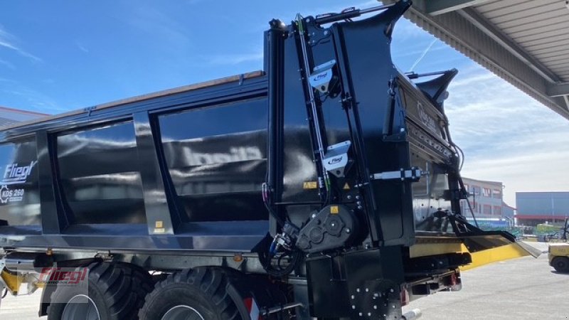 Dungstreuer of the type Fliegl KDS 260 Muckcontrol, Neumaschine in Mühldorf (Picture 6)