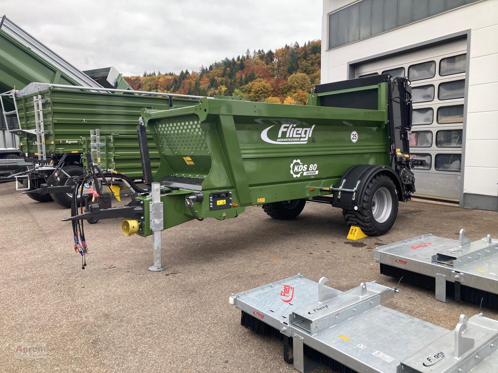 Dungstreuer of the type Fliegl KDS 80, Neumaschine in Münsingen (Picture 1)