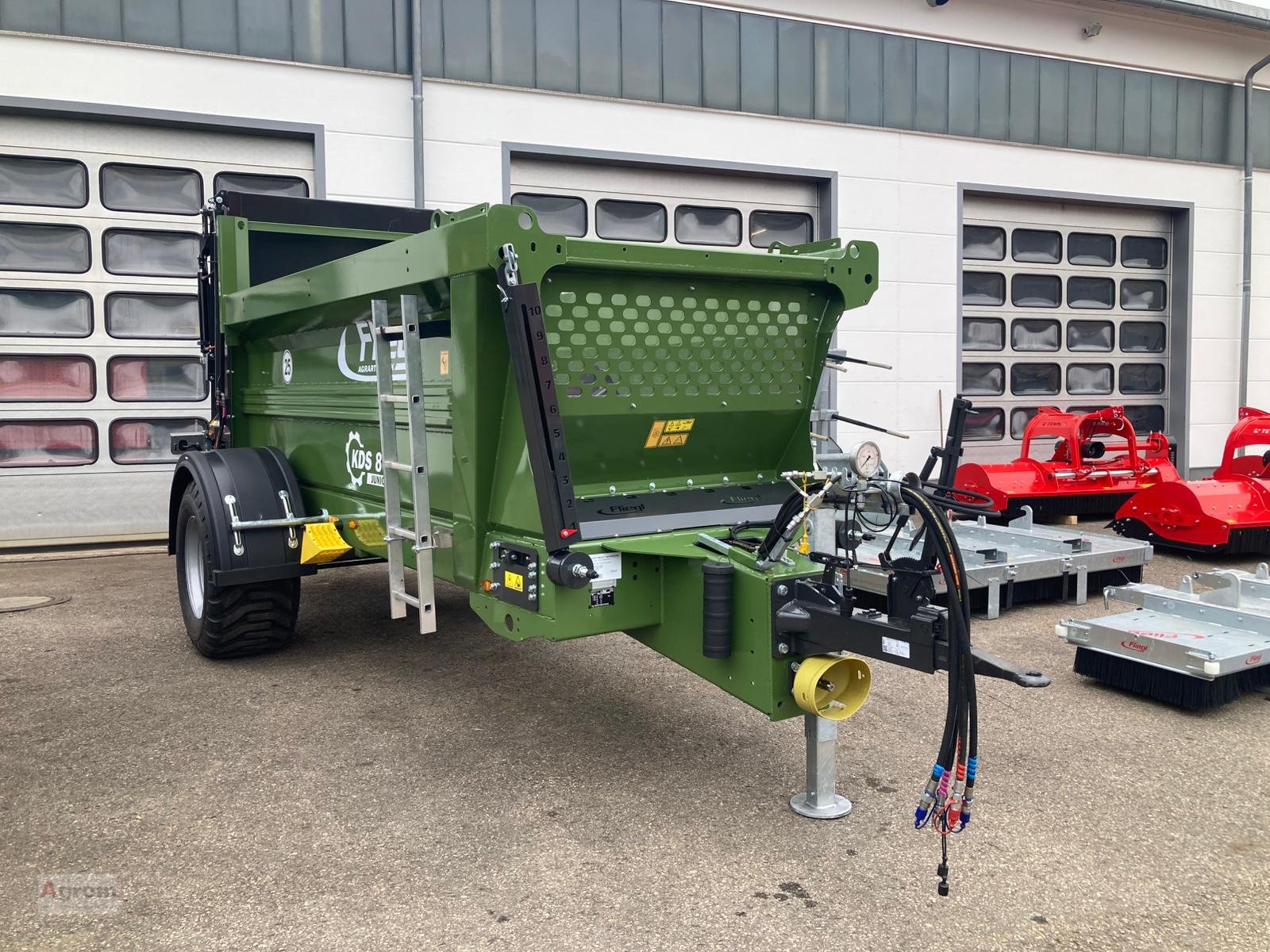 Dungstreuer of the type Fliegl KDS 80, Neumaschine in Münsingen (Picture 2)