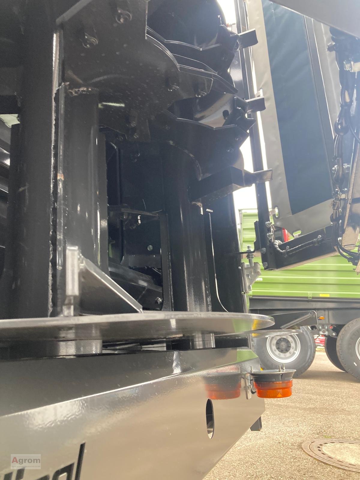 Dungstreuer of the type Fliegl KDS 80, Neumaschine in Münsingen (Picture 3)