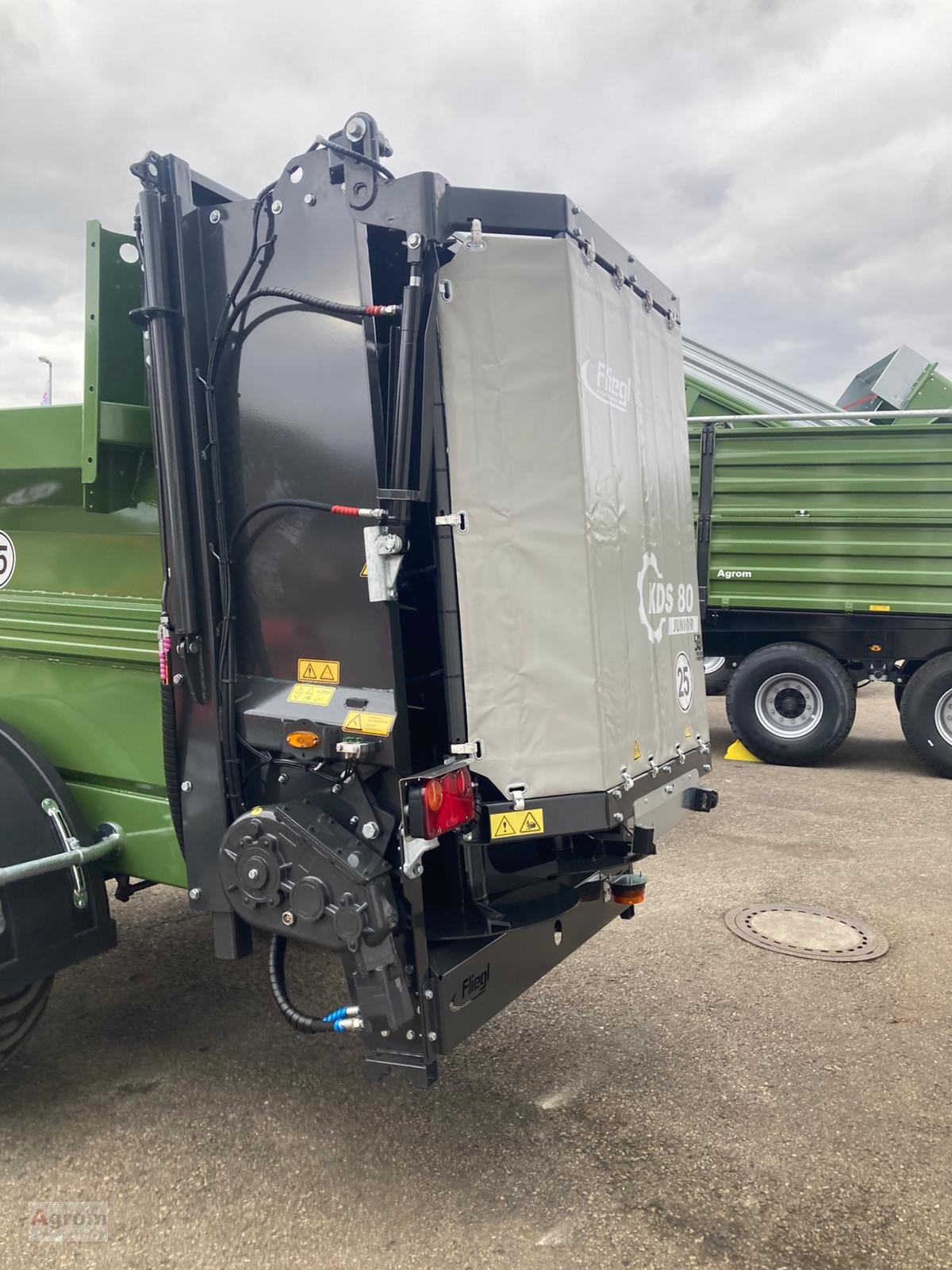 Dungstreuer of the type Fliegl KDS 80, Neumaschine in Münsingen (Picture 4)