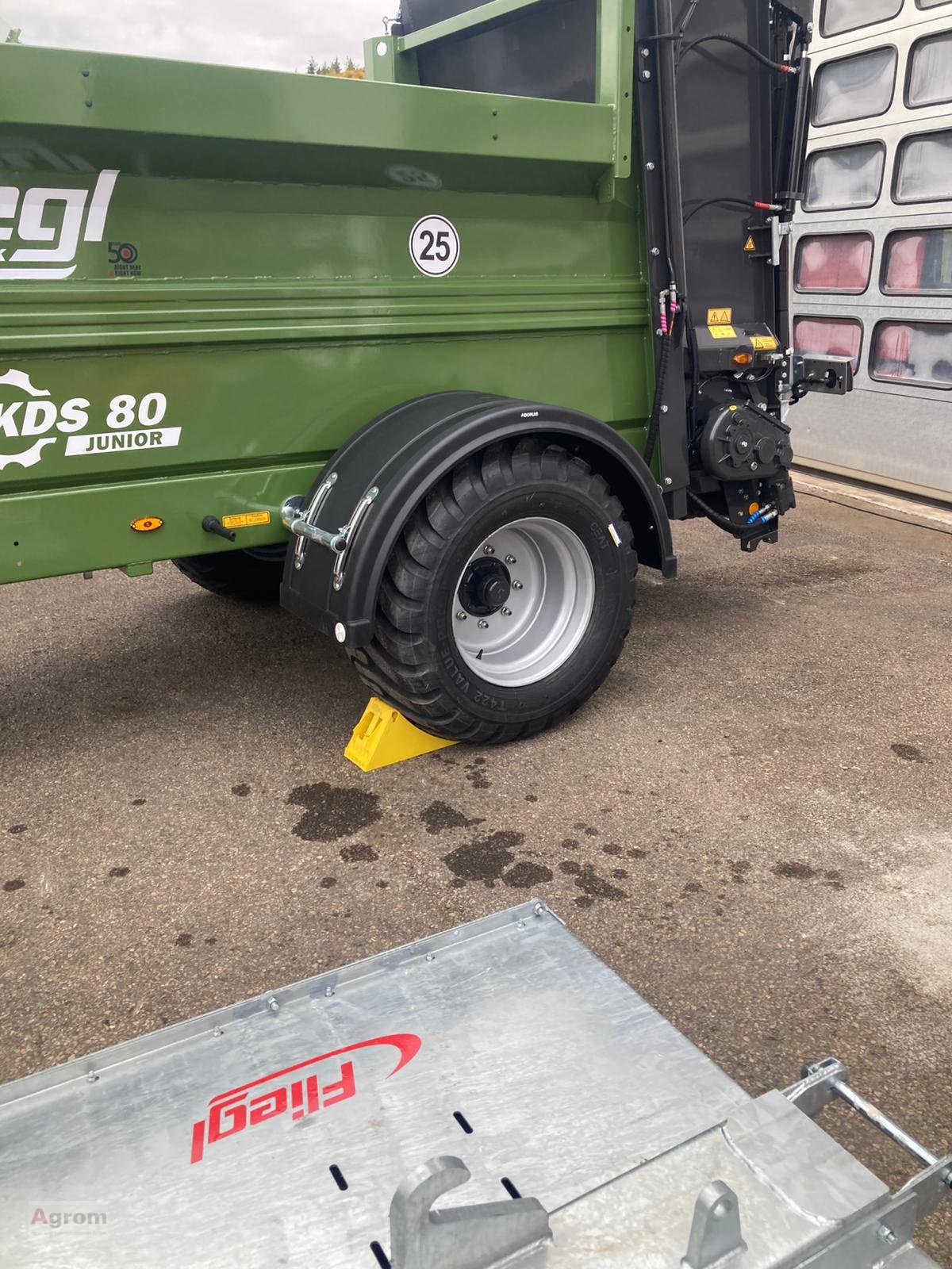 Dungstreuer of the type Fliegl KDS 80, Neumaschine in Münsingen (Picture 7)