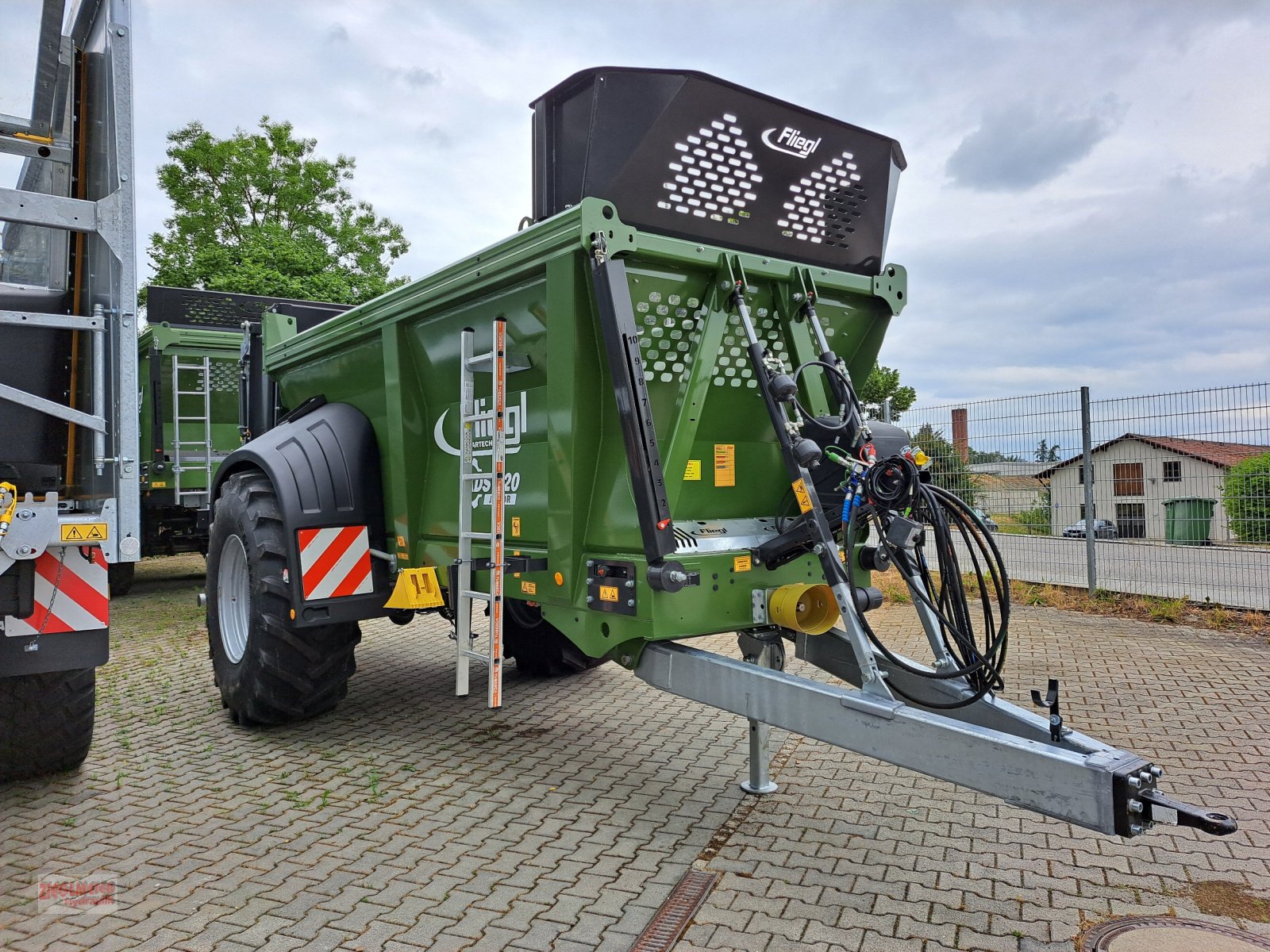 Dungstreuer of the type Fliegl Ketten-Dungstreuer KDS120, Neumaschine in Rottenburg a.d. Laaber (Picture 1)