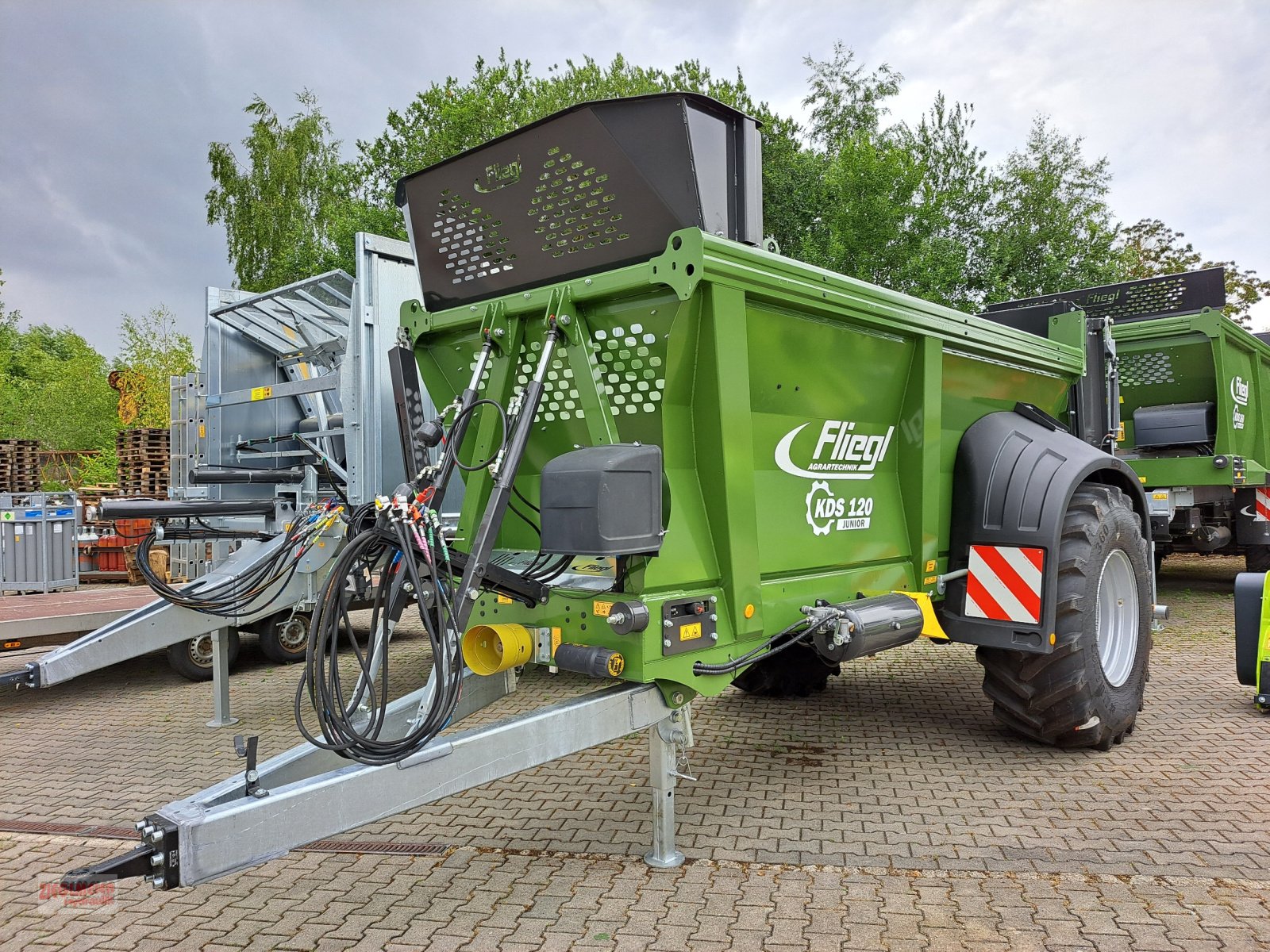Dungstreuer of the type Fliegl Ketten-Dungstreuer KDS120, Neumaschine in Rottenburg a.d. Laaber (Picture 2)