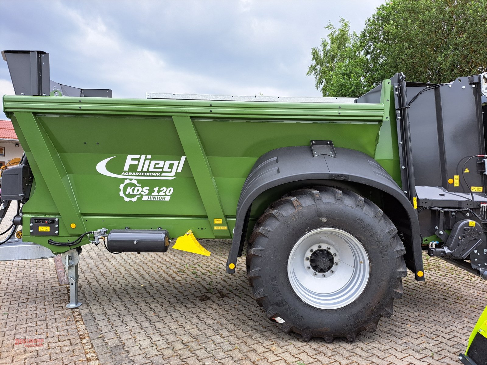 Dungstreuer of the type Fliegl Ketten-Dungstreuer KDS120, Neumaschine in Rottenburg a.d. Laaber (Picture 3)