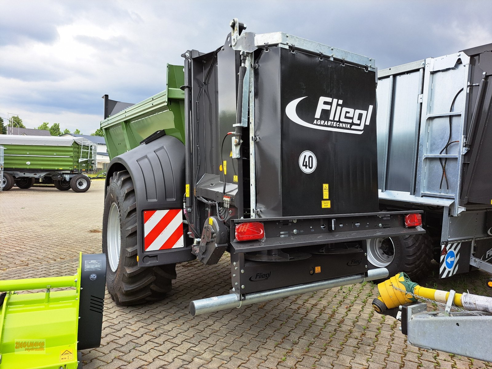 Dungstreuer of the type Fliegl Ketten-Dungstreuer KDS120, Neumaschine in Rottenburg a.d. Laaber (Picture 4)