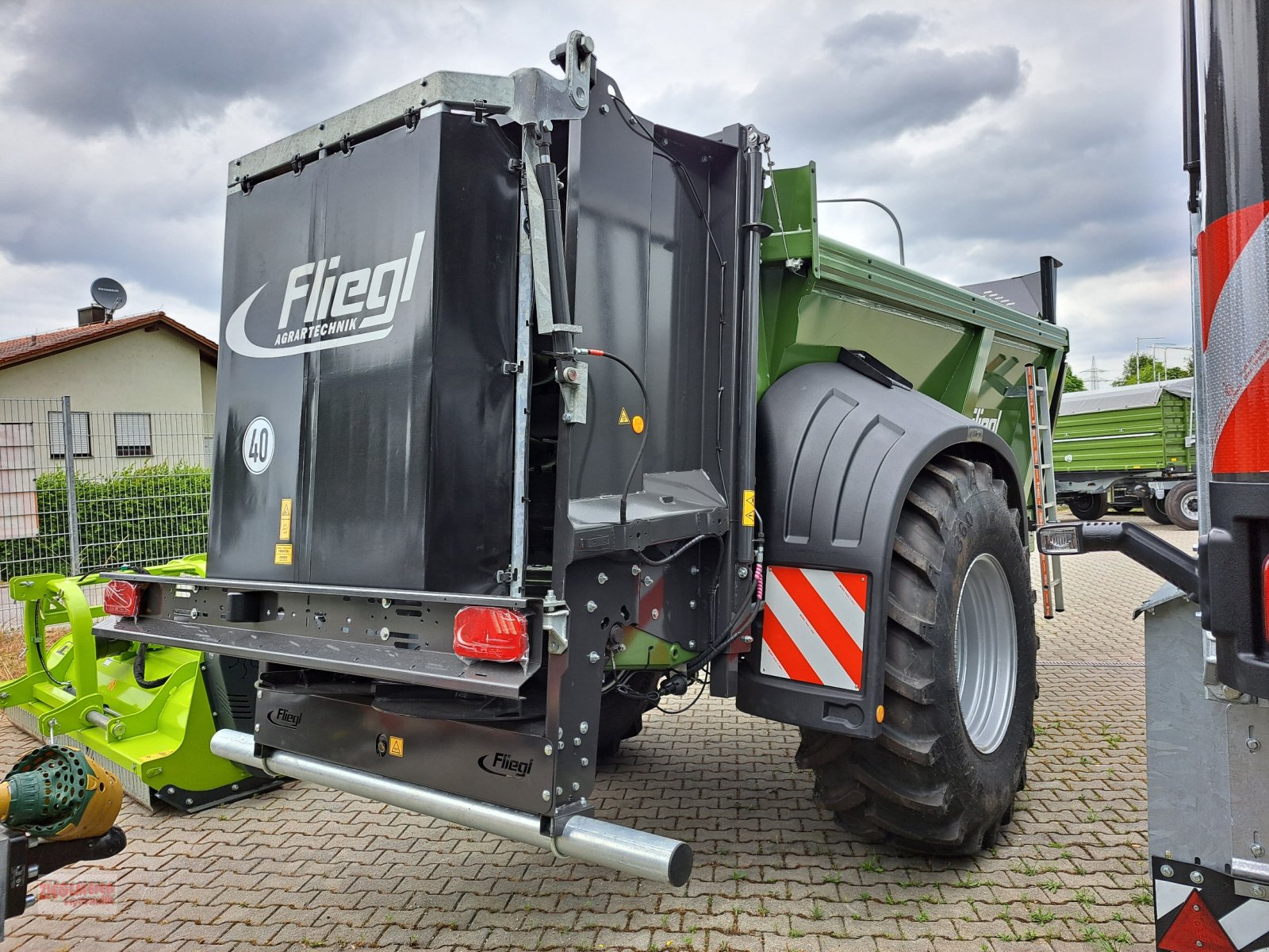 Dungstreuer of the type Fliegl Ketten-Dungstreuer KDS120, Neumaschine in Rottenburg a.d. Laaber (Picture 5)