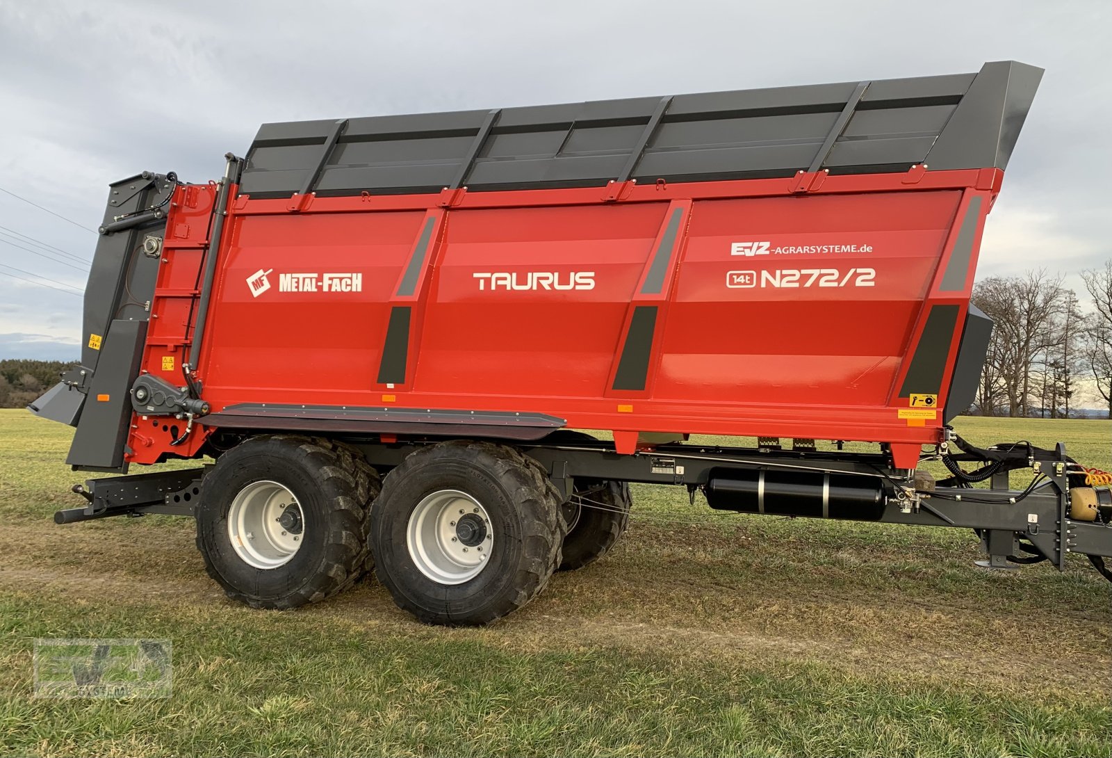 Dungstreuer des Typs Metal-Fach Taurus N272/2, Neumaschine in Ebersberg (Bild 1)