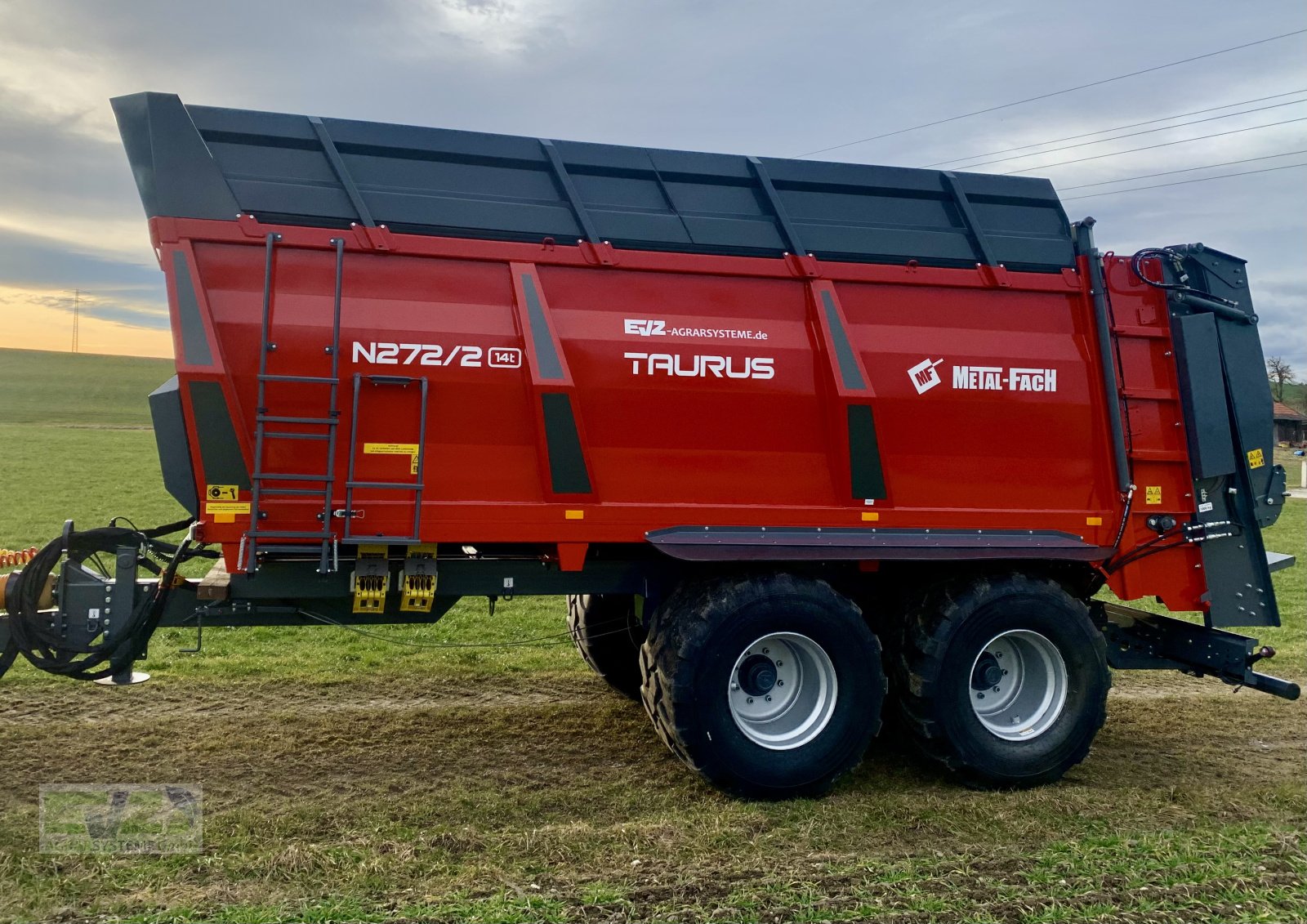 Dungstreuer des Typs Metal-Fach Taurus N272/2, Neumaschine in Ebersberg (Bild 2)